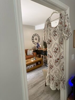 Free People darling Maxi dress- size large-
Damaged Hen- see picture